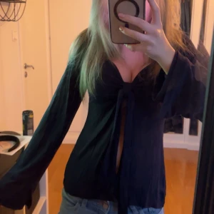 Marinblå knytblus från Design by si - Snygg marinblå blus från Design by si i storlek XS. Blusen har långa ärmar och en knytning framtill. Och är i jättebra skick, inga slitningar. Den är använd kanske 2 gånger. 