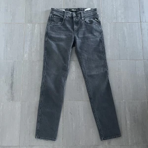 Replay anbass - Riktigt feta replay jeans som är i ett väldigt bra skick. st 28/30 // pris 499