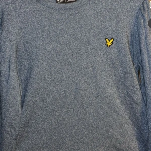 Grå tröja från Lyle & Scott - - knappt använd✅ - inga skador eller andra defekter✅     ‼️priset är förhandlingsbart‼️