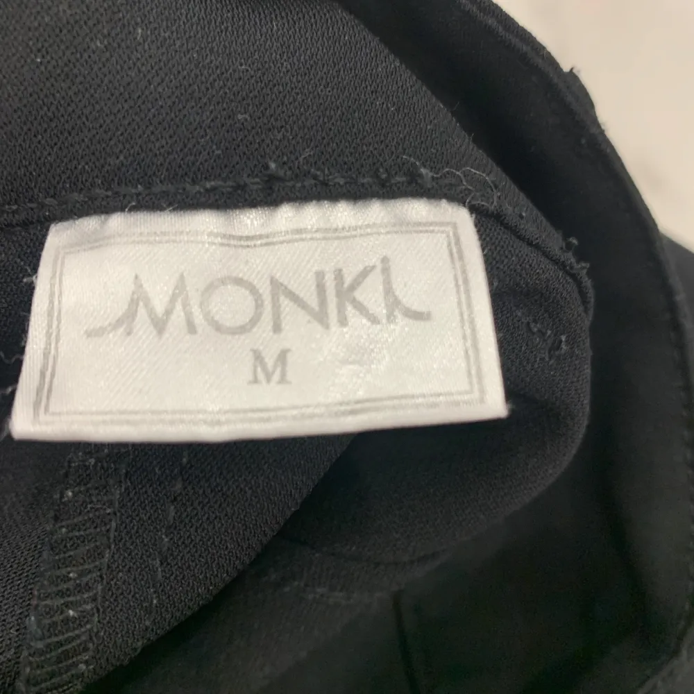 Snygga svarta kostymbyxor från Monki i storlek M. Byxorna har en klassisk design med raka ben och en knappstängning fram. . Farkut & Housut.