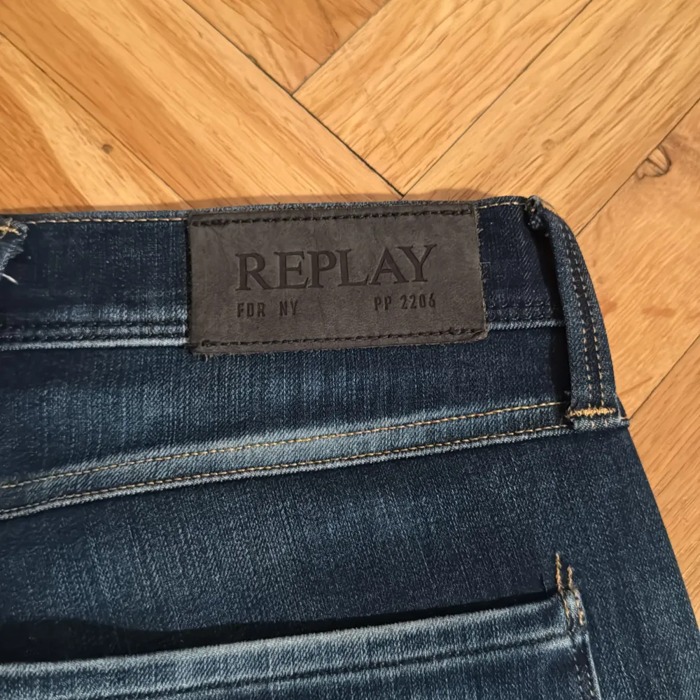 Köpta för ett tag sedan men aldrig använda, saknar prislapp. Snygga mörkblå Replay Hyperflex Anbass jeans med en straight passform. De har en klassisk femficksdesign och en bekväm midwaist. Perfekta för en stilren look.. Farkut & Housut.