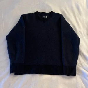 Mörkblå tröja från Rocky - Säljer en mörkblå tröja från Rocky i lammull och polyamid i storlek S. Tröjan har en v-ringad design och ribbade muddar vid ärmslut och nederkant. Hör av er vid frågor! 😊