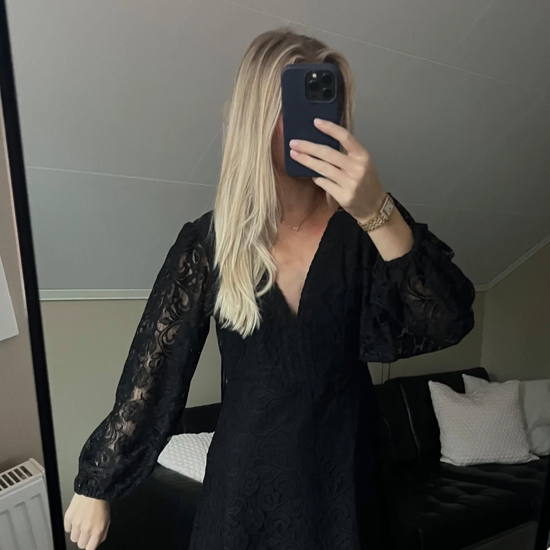 Svart klänning med öppen rygg - 90