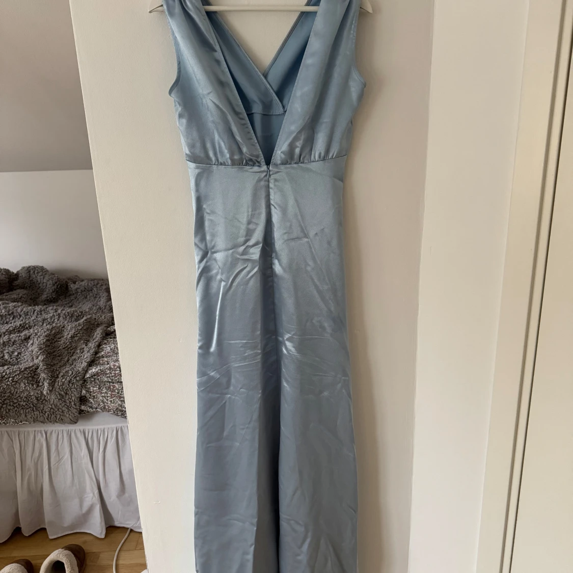 Ljusblå långklänning i satin - 93