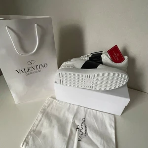 Valentino Garavani sneakers - Snygga Valentino Garavani helt nya har Aldrig använt 💜 