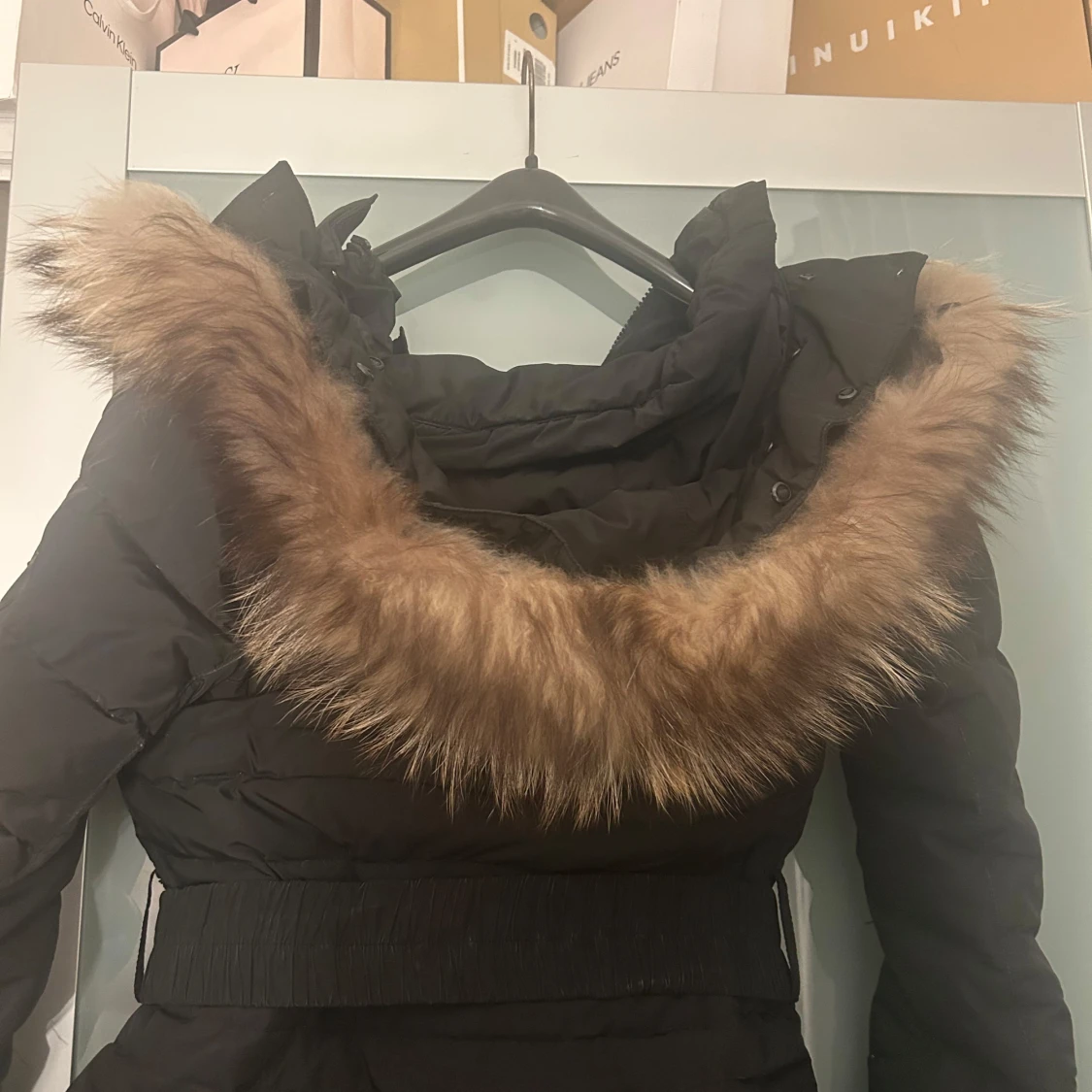 Svart dunjacka från Hollies - 93