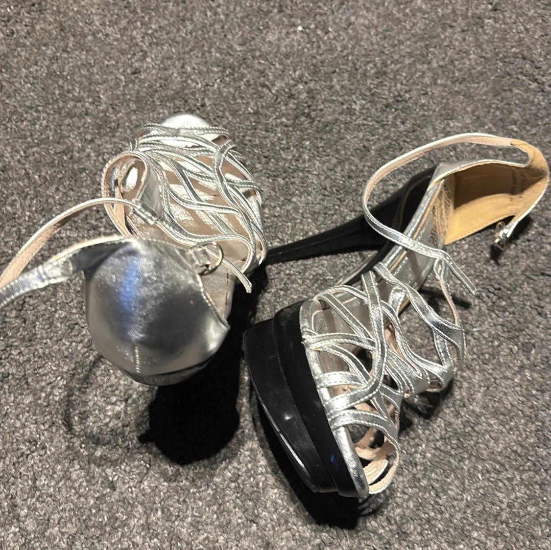 Silvriga klackskor med remmar - 91