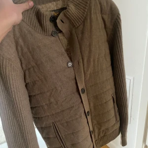 Gran Sasso cardigan 50/ M - Säljer denna otroligt sällsynta gran sasso cardiganen i 9/10 skick med bara naturliga defekter som kommer av användning. Storlek 50/M. 