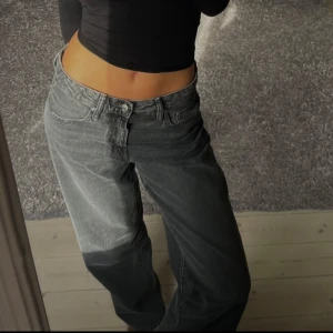 Grå jeans  - Snygga grå jeans med rak passform från Ginatricot🤍