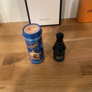 Versace Blue Jeans Eau de Toilette 75 ml - Versace Blue Jeans är en klassisk herrparfym med en fräsch och maskulin doft. Flaskan är blå och har en unik design som påminner om en vintage jeansflaska. Den levereras i en dekorativ exklusiv blå metallburk med ett konstnärligt motiv ord pris är 429 kr. Perfekt för den som vill ha en tidlös och stilren doft. 