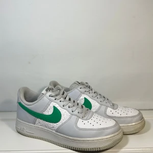 Nike Air Force med grön detalj  - Air force 1 (säljs ej längre) skick 9/10 egentligen inga konstigheter utan bara använda i någon månad. Pris kan diskuteras + ig brosofsweden