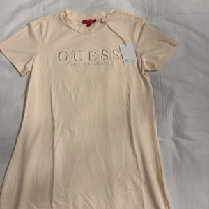 Beige klänning från Guess - Nypris 1050 kr