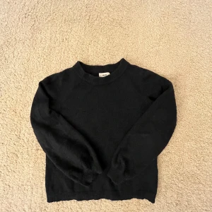 Marinblå stickad tröja med ballongärm - Söt marinblå stickad tröja från object, välanvänd men fint skick😻😻🙌🏼