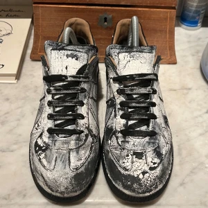 Svartvita sneakers med unikt mönster - Snygga sneakers med ett unikt svartvitt mönster som ger en cool och konstnärlig look. Skorna har snörning och en bekväm passform, perfekta för dig som vill sticka ut.. har låda och allt som ingår köptes på bestsecret