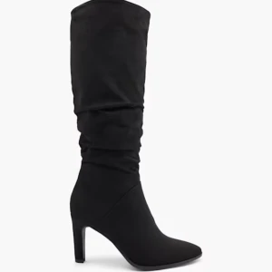 Svarta stövlar med klack🖤 - Snygga svarta stövlar med hög klack och spetsig tå. De har en dragkedja på sidan för enkel på- och avtagning. Perfekta för en stilren look.