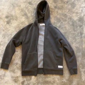 Samsøe Samsøe hoodie - Tjena säljer en hoodie från Samsøe Samsøe i nyskick. Kvitto finns st M