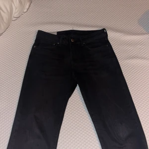 Svarta jeans från H&M - Säljer ett par svarta jeans från H&M i straight regular fit i storlek 29/32.                           Perfekta för en avslappnad stil med klassisk design och bekväm passform.                       Nypris: 399kr.      Mitt pris: 199kr.                                       Vid frågor är det bara att höra av sig😃