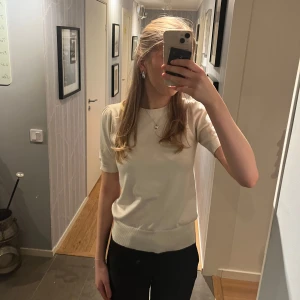 Vit tröja från Saint Tropez - Säljer denna vita stickade T-shirt ifrån saint tropes då den inte kommer till användning längre🤍sparsamt använd med nypris 350kr