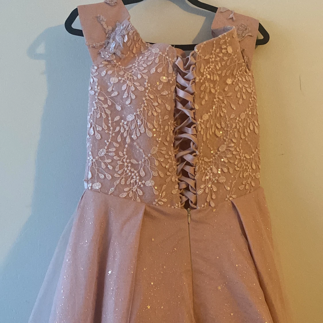 Rosa långklänning med spetsdetaljer - 91