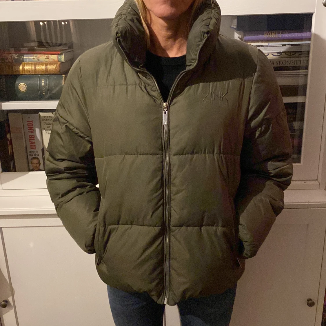 Olivgrön pufferjacka från Zink