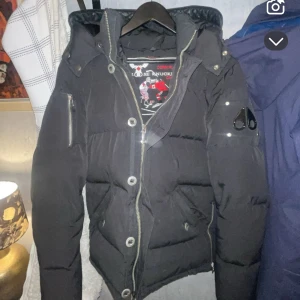 Moose knuckles jacka storlek small - Hej säljer nu min vinterjacka pågrund av har köpt ny har använt den 2 vintrar hör av er