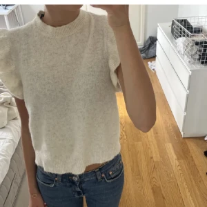 Vit stickad topp  - Snygg vit stickad topp från veromoda🥰