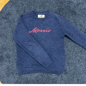 Blå ulltröja från Morris - Säljer en blå Morris tröja med broderad röd text på bröstet. Storlek S. Pris går att diskutera. 