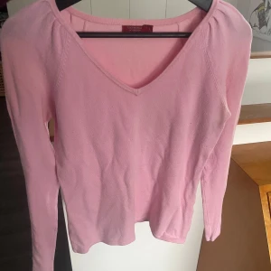 Rosa långärmad tröja - Superfin rosa långärmad tröja med v-ringning från Victoria of Sweden💕
