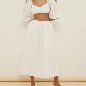 Vit lång kjol - Superfin vit kjol från Na-Kd Sanna Jörnviks kollektion💕nypris 500, den är i gott skick det enda är att jag har lagat ett litet jack som man ser på sista bilden