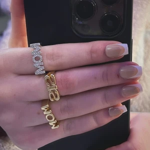 Ringar  - Säljer justerbara smycken i rostfritt stål , alla är helt nya. Stora ringar 99kr st. Små ringar 89kr st. Halsband 99kr st. Armband 89kr st. Örhängen 89. Vid köp av fler saker får du rabatt ❤️ skriv till mig innan du köper för att vara säker på att smycket inte är sålt!😀