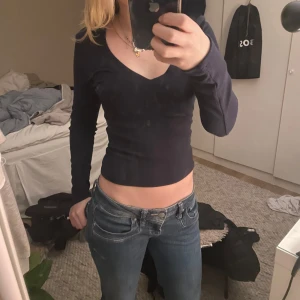 Fin stickad tajt tröja - Snygg marinblå långärmad topp med v-ringning. Passar bra till jeans eller kjol. Har aldrig använt. Köpte den för 300-400, så säljer den för 250kr, priset går att diskutera. Tror inte att man kan köpa den i butik längre.
