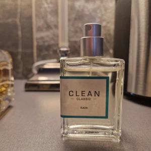Clean Classic Rain Eau de Parfum - Säljer en fräsch och uppfriskande Eau de Parfum från Clean Classic, doften Rain. Flaskan är stilren och transparent med en enkel etikett och en silverfärgad spraypump. Perfekt för dig som gillar lätta och naturliga dofter. Knappt använd. Utan kork. Köpt på Kicks