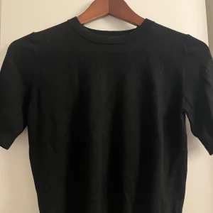 Svart stickad t-shirt - Super snygg svart stickad T-shirt från zara!💕