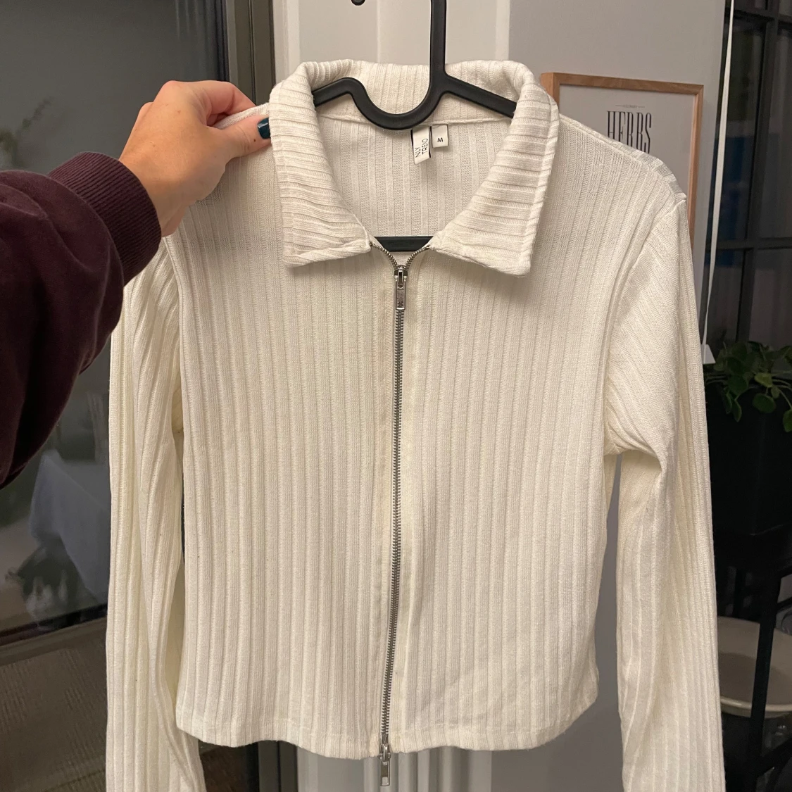 Vit ribbad tröja med dragkedja