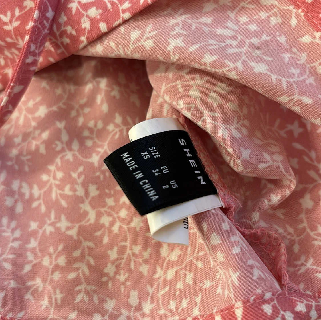 Rosa blommig topp med knytning - 93