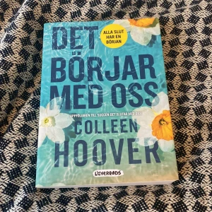Det börjar med oss - Den efterlängtade uppföljaren till 'Det slutar med oss' av Colleen Hoover. Boken utforskar relationer och kärlekens komplexitet med karaktärerna Lily och Atlas i centrum. Perfekt för dig som älskar romantik och drama.