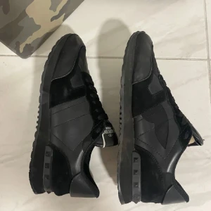 Valentino rockrunners  - Säljer mina valentino rockrunners pågrund av att dem är lite små på mig. Allt og tillkommer, dem är i väldigt fint skick 8,5/10. Dem har ett litet hål vid hälen men inget man märker av alls. Vill gärna bli av med skorna så snabbt som möjligt därför kan jag gå ner i pris vid köp:)