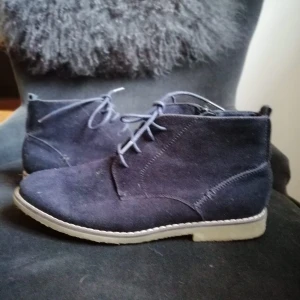 Mörkblå mockakängor - Snygga mörkblå kängor 