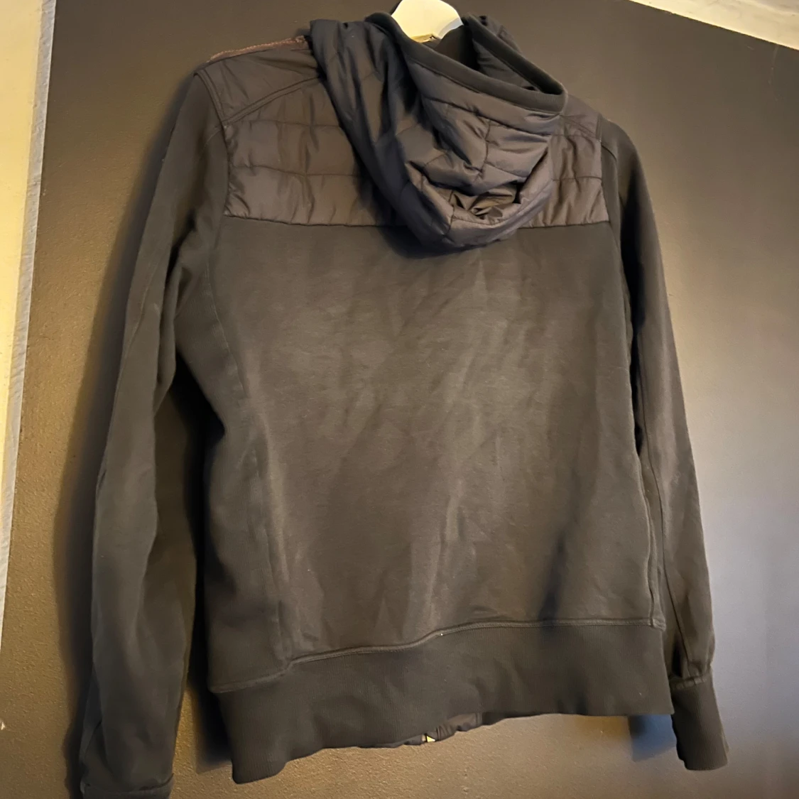 Svart quiltad jacka med huva - 90