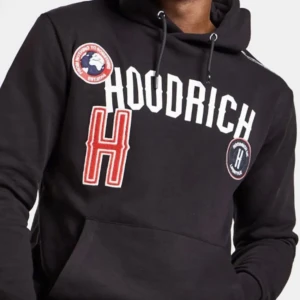 Svart hoodie från Hoodrich - Snygg svart hoodie från Hoodrich med tryck och patchar på bröstet. Den har en stor bokstav 'H' i rött och vitt samt en justerbar huva med dragsko. Perfekt för en avslappnad stil.