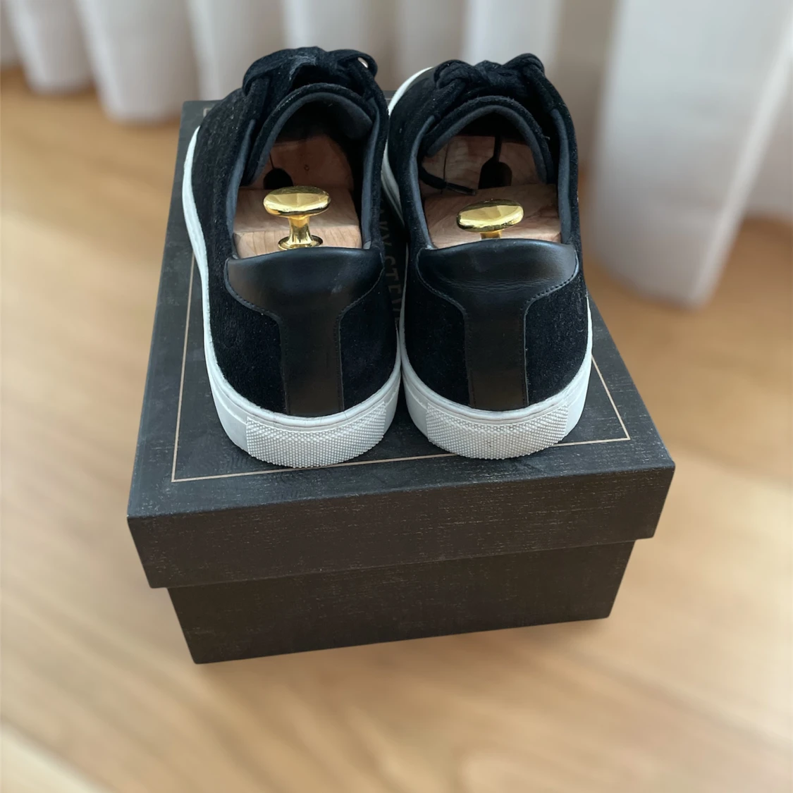 Svarta sneakers från sneaky Steve - 92