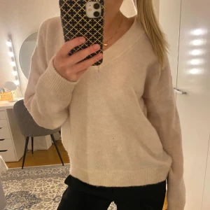 Beige stickad tröja  - Mysig beige tröja från Selected Femme med v-ringning och långa ärmar. Perfekt för en avslappnad stil. Tröjan har ribbade muddar vid ärmslut och nederkant. Size L men passar S/M❤️