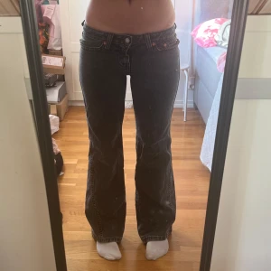 Levis lowwaist bootcut jeans - Low waist bootcut jeans från Levis inga tecken på användning🤍 Inerbenslängd: 73cm. Mått rakt över höfterna:39cm🫶🏼