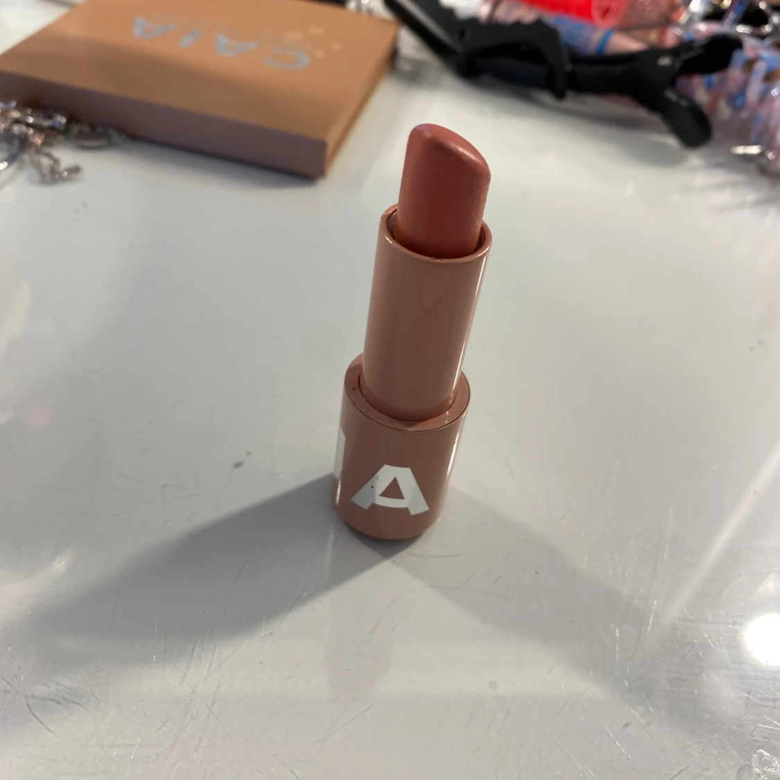 Beige läppstift från CAIA - 90