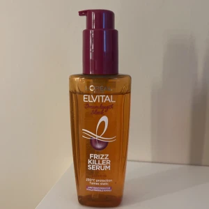 L'Oréal Elvital Dream Length Frizz Killer Serum - L'Oréal Elvital Dream Length Frizz Killer Serum med värmeskydd upp till 230°C. Perfekt för att tämja frissigt hår och ge en slät finish. Kommer i en praktisk pumpflaska. Har använts några gånger, men kommer inte till användning längre då jag har en annan! 