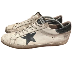 Golden goose - Snygga Golden goose i bra skick storlek 44,5. Vi säljer dessa för 2400 Nypris ligger runt 5-6 tusen kronor. Passa på ett riktigt kap🔥