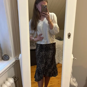 Leopardmönstrad volangkjol från KappAhl - Snygg leopardmönstrad kjol från KappAhl i storlek 34. Kjolen har en volangdetalj vid fållen. Otroligt snygg men lite för liten för mig💞