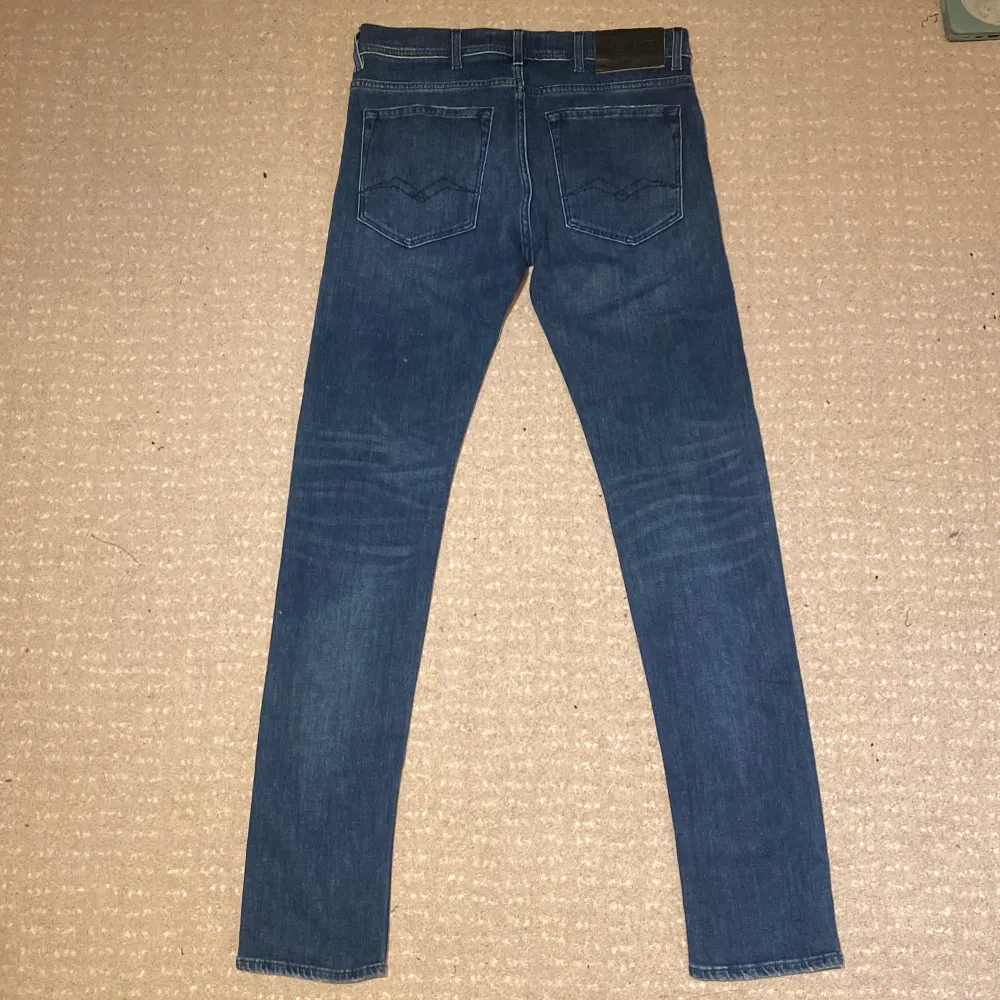 Snygga blå jeans från Replay i modellen Jondrill. De är väldigt stilrena och är väldigt enkla att matcha med. Jeansen är i ett material som gör att du blir väldigt bekväm. Storleken är W31. Skick 10/10. Vid frågor och funderingar är det bara att kontakta mig! . Farkut & Housut.