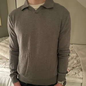 Grå tröja från These Glory Days - Snygg grå tröja från These Glory Days i Superior Merino. Tröjan är i fint skick och använd ett fåtal gånger. Hör av dig vi potentiella frågor!