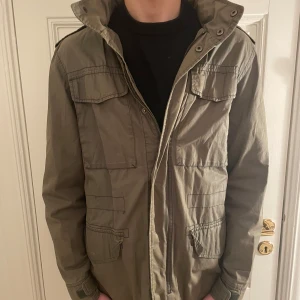 Lyle&scott jacka  - Säljer denna tvär feta Fieldjacka från märket Lyle&scott. Nypris 1300kr säljer för endast 599kr. Hör av er vid eventuella frågor!